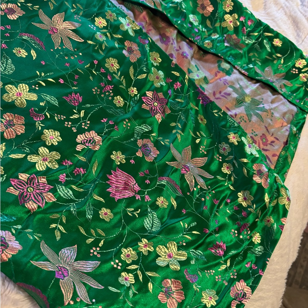Stunning Lulu's Emerald Satin Dress with Floral Accents Medium Biophilic - Picture 5 of 9